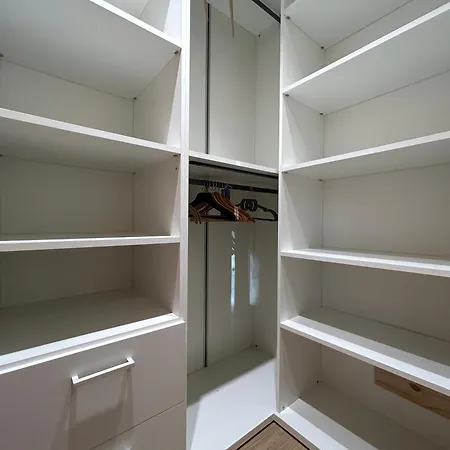 Appartement Smart House For Business Guests, 50m From Metro M4 Milaan